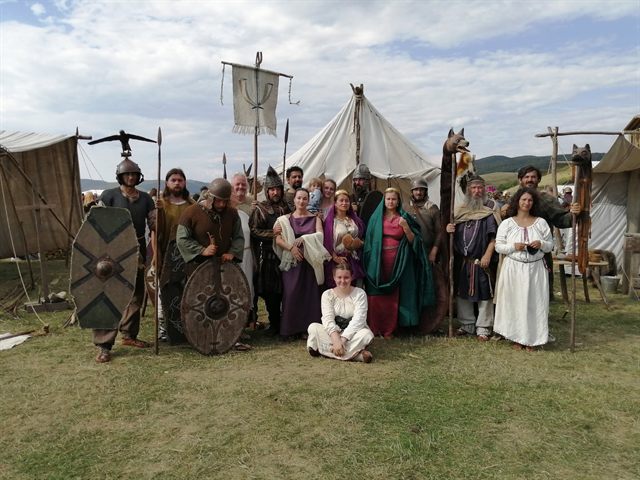 Grupul Omnis Barbaria în tabăra unui festival