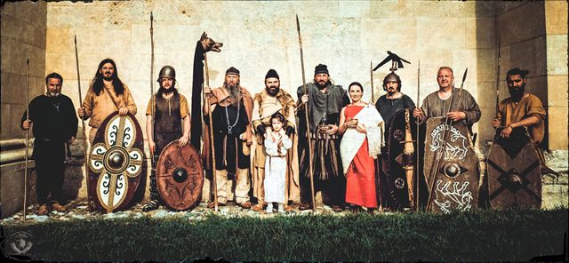 Portret de grup în fața unui zid de piatră
