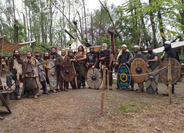 Războinici în tabăra din pădure