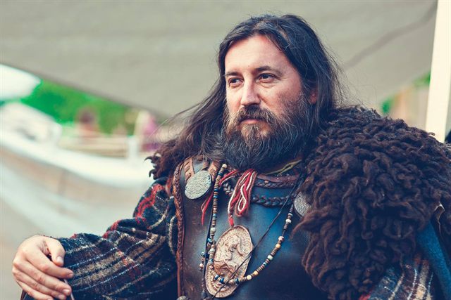 Portret de războinic cu blană și armură de piele